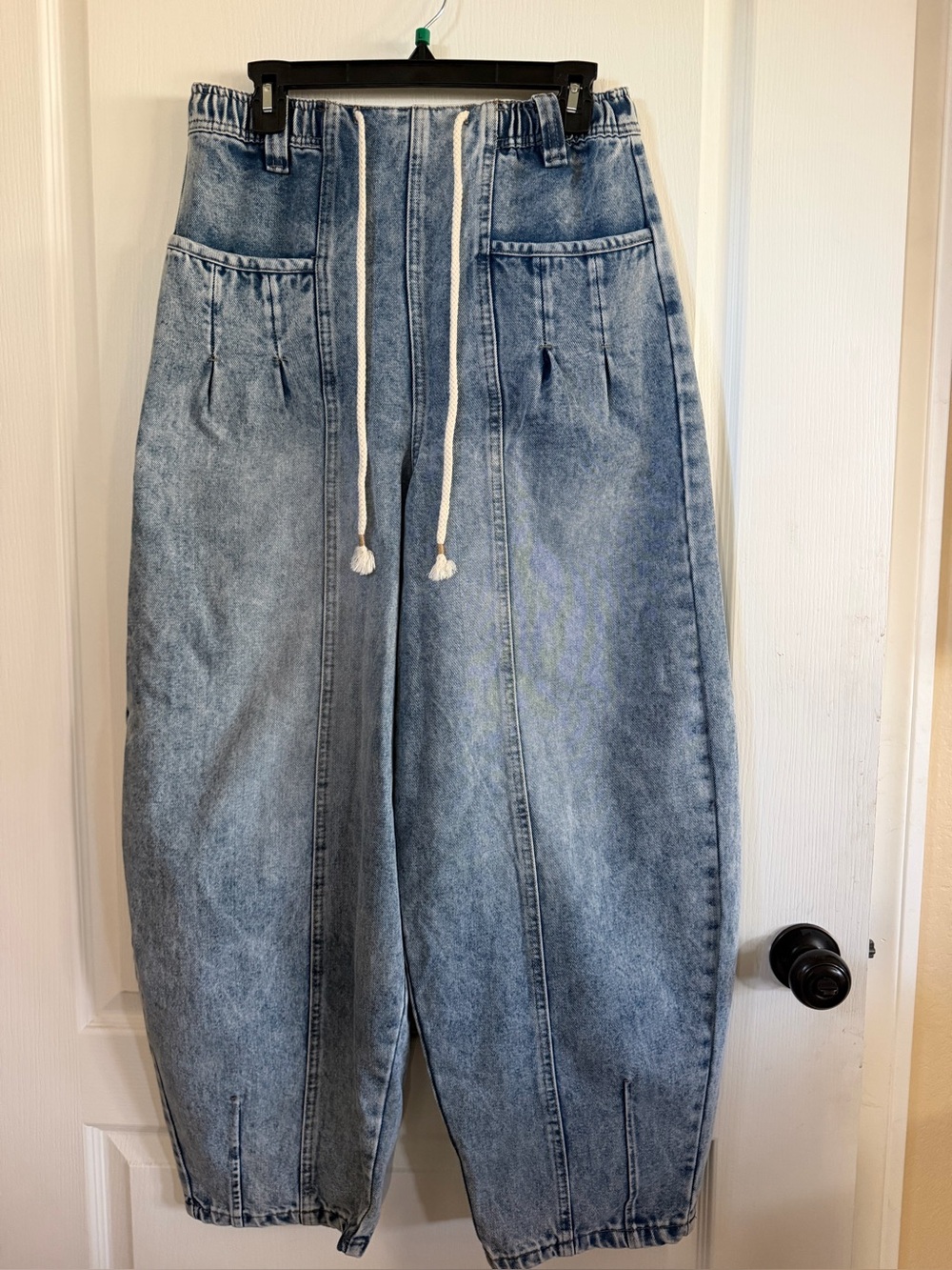 NWOT High-Waist Light Wash Baggy Denim Jeans.  Size M